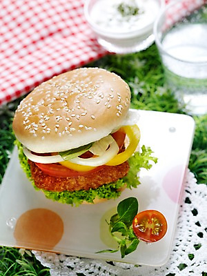 포토 JPG 그릇 접시 음료 음식 빵 잎 방울토마토 잔 실내 샌드위치 잔디 사람없음 아웃포커스 세로 햄버거 천 생크림 브런치 탄산음료 유리그릇 사이다 국내포토 식물 식기 토마토 유리 패스트푸드 촬영기법 내부 식사 직물 크림 탄산 파일형식