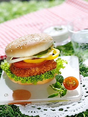 포토 JPG 그릇 접시 음료 음식 빵 잎 방울토마토 잔 실내 샌드위치 잔디 사람없음 아웃포커스 세로 햄버거 천 생크림 브런치 탄산음료 유리그릇 사이다 국내포토 식물 식기 토마토 유리 패스트푸드 촬영기법 내부 식사 직물 크림 탄산 파일형식