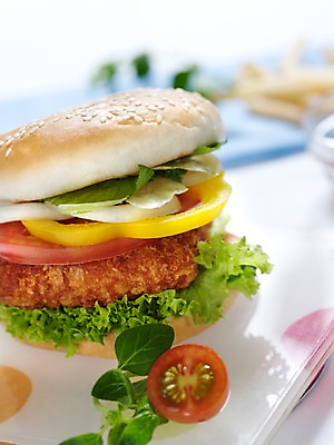 포토 JPG 그릇 접시 음식 빵 잎 방울토마토 실내 샌드위치 사람없음 아웃포커스 세로 햄버거 천 브런치 국내포토 식물 식기 토마토 패스트푸드 촬영기법 내부 식사 직물 파일형식