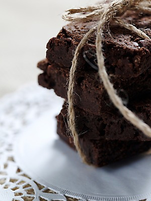 포토 JPG 음식 빵 디저트 실내 근접촬영 사람없음 세로 끈 제빵 브라우니 국내포토 레이스천 뷰포인트 내부 제과제빵 직물 파일형식