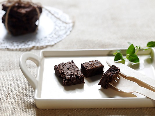 포토 JPG 접시 음식 빵 포크 잎 디저트 쟁반 실내 사람없음 가로 나이프 브런치 제빵 브라우니 국내포토 레이스천 식물 식기 내부 제과제빵 식사 직물 칼 파일형식