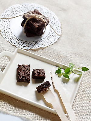 포토 JPG 접시 음식 빵 포크 잎 디저트 쟁반 실내 사람없음 세로 나이프 브런치 제빵 브라우니 국내포토 레이스천 식물 식기 내부 제과제빵 식사 직물 칼 파일형식