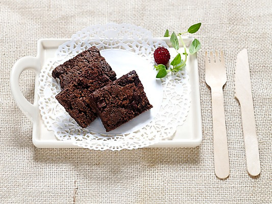 포토 JPG 음식 빵 포크 잎 디저트 쟁반 실내 사람없음 가로 나이프 브런치 제빵 브라우니 국내포토 레이스천 식물 식기 내부 제과제빵 식사 직물 칼 파일형식