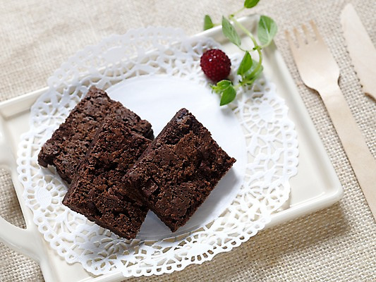 포토 JPG 음식 빵 포크 잎 디저트 쟁반 실내 사람없음 가로 나이프 브런치 제빵 브라우니 국내포토 레이스천 식물 식기 내부 제과제빵 식사 직물 칼 파일형식