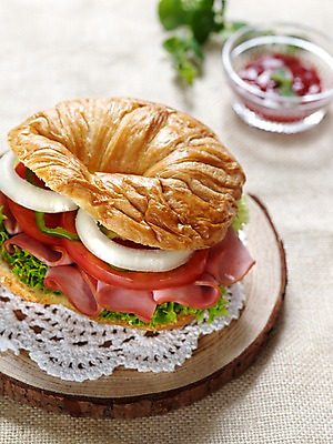 포토 JPG 음식 빵 잎 서양음식 실내 샌드위치 근접촬영 사람없음 세로 크루아상 브런치 유리그릇 딸기잼 나무받침 크루아상샌드위치 국내포토 식물 그릇 뷰포인트 유리 내부 목재 식사 잼 받침대 파일형식