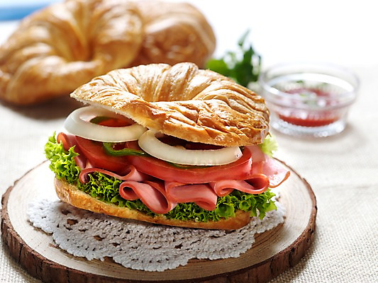 포토 JPG 음식 빵 잎 서양음식 실내 샌드위치 근접촬영 사람없음 가로 크루아상 브런치 유리그릇 딸기잼 나무받침 크루아상샌드위치 국내포토 식물 그릇 뷰포인트 유리 내부 목재 식사 잼 받침대 파일형식