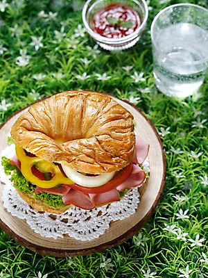 포토 JPG 음료 음식 빵 잔 서양음식 실내 샌드위치 잔디 사람없음 세로 크루아상 브런치 탄산음료 유리그릇 딸기잼 나무받침 사이다 크루아상샌드위치 국내포토 식물 그릇 식기 유리 내부 목재 식사 잼 받침대 탄산 파일형식