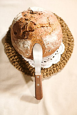 포토 JPG 음식 빵 디저트 실내 사람없음 세로 나이프 바게트 받침대 제빵 통밀바게뜨 국내포토 식기 내부 제과제빵 칼 파일형식