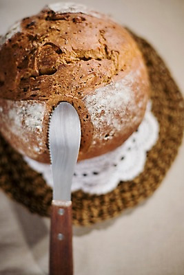 포토 JPG 음식 빵 디저트 실내 사람없음 세로 나이프 바게트 받침대 제빵 통밀바게뜨 국내포토 식기 내부 제과제빵 칼 파일형식