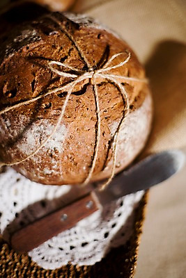 포토 JPG 리본 음식 빵 디저트 실내 사람없음 세로 바구니 끈 나이프 바게트 받침대 제빵 통밀바게뜨 국내포토 식기 내부 제과제빵 칼 파일형식