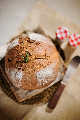 포토 JPG 음식 빵 디저트 실내 사람없음 세로 나이프 바게트 잼 받침대 제빵 통밀바게뜨 국내포토 식기 내부 제과제빵 소스_음식 칼 파일형식