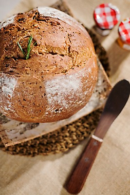 포토 JPG 음식 빵 디저트 실내 근접촬영 사람없음 세로 나이프 바게트 잼 받침대 제빵 통밀바게뜨 국내포토 식기 뷰포인트 내부 제과제빵 소스_음식 칼 파일형식