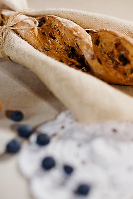 포토 JPG 음식 빵 디저트 실내 사람없음 장식 세로 끈 바게트 천 블루베리 제빵 곡물바게트 국내포토 과일 내부 제과제빵 직물 곡물빵 파일형식