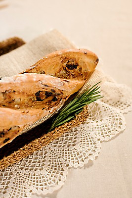 포토 JPG 음식 빵 나뭇잎 디저트 쟁반 실내 사람없음 세로 바구니 바게트 천 제빵 곡물바게트 국내포토 레이스천 잎 내부 제과제빵 직물 곡물빵 파일형식