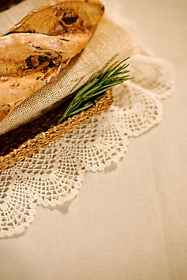 포토 JPG 음식 빵 나뭇잎 디저트 쟁반 실내 사람없음 세로 바구니 바게트 제빵 곡물바게트 국내포토 레이스천 잎 내부 제과제빵 직물 곡물빵 파일형식