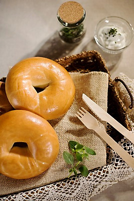 포토 JPG 그릇 음식 빵 포크 잎 유리병 디저트 실내 사람없음 세로 바구니 나이프 천 생크림 브런치 제빵 유리그릇 베이글 국내포토 식물 식기 유리 병_용기 내부 제과제빵 식사 직물 칼 크림 파일형식