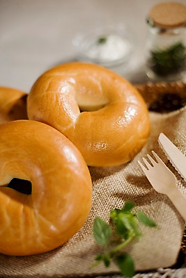 포토 JPG 그릇 음식 빵 포크 잎 유리병 디저트 실내 사람없음 세로 나이프 천 생크림 브런치 제빵 유리그릇 베이글 국내포토 식물 식기 유리 병_용기 내부 제과제빵 식사 직물 칼 크림 파일형식