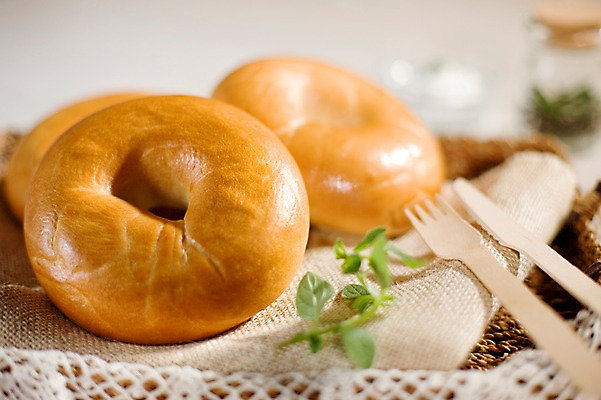 포토 JPG 그릇 음식 빵 포크 잎 유리병 디저트 실내 사람없음 가로 바구니 나이프 천 브런치 제빵 유리그릇 베이글 국내포토 식물 식기 유리 병_용기 내부 제과제빵 식사 직물 칼 파일형식