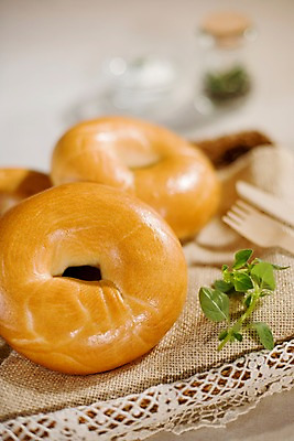 포토 JPG 그릇 음식 빵 포크 잎 유리병 디저트 실내 근접촬영 사람없음 세로 나이프 천 브런치 제빵 유리그릇 베이글 국내포토 식물 식기 뷰포인트 유리 병_용기 내부 제과제빵 식사 직물 칼 파일형식