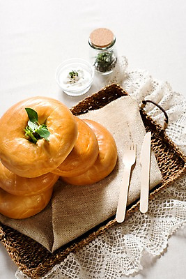 포토 JPG 그릇 음식 빵 포크 잎 유리병 디저트 쟁반 실내 사람없음 세로 바구니 나이프 천 생크림 브런치 제빵 유리그릇 베이글 국내포토 식물 식기 유리 병_용기 내부 제과제빵 식사 직물 칼 크림 파일형식