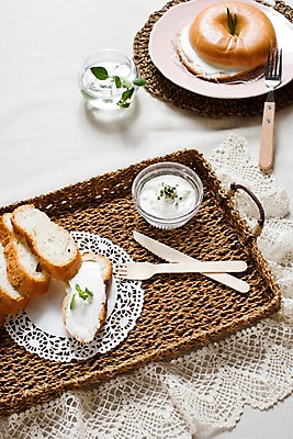 포토 JPG 그릇 접시 음식 빵 포크 잎 디저트 쟁반 실내 사람없음 세로 바구니 나이프 바게트 받침대 생크림 브런치 제빵 유리그릇 베이글 스프레드 국내포토 레이스천 식물 식기 유리 내부 제과제빵 식사 직물 칼 크림 파일형식