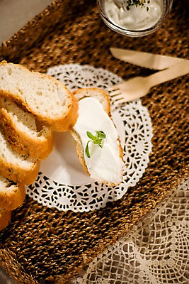 포토 JPG 그릇 음식 빵 포크 디저트 쟁반 실내 사람없음 세로 바구니 나이프 바게트 생크림 브런치 제빵 유리그릇 국내포토 레이스천 식기 유리 내부 제과제빵 식사 직물 칼 크림 파일형식