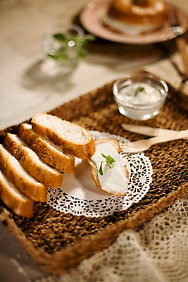 포토 JPG 그릇 접시 음식 빵 포크 디저트 쟁반 실내 사람없음 세로 바구니 나이프 바게트 생크림 브런치 제빵 유리그릇 베이글 스프레드 국내포토 레이스천 식기 유리 내부 제과제빵 식사 직물 칼 크림 파일형식