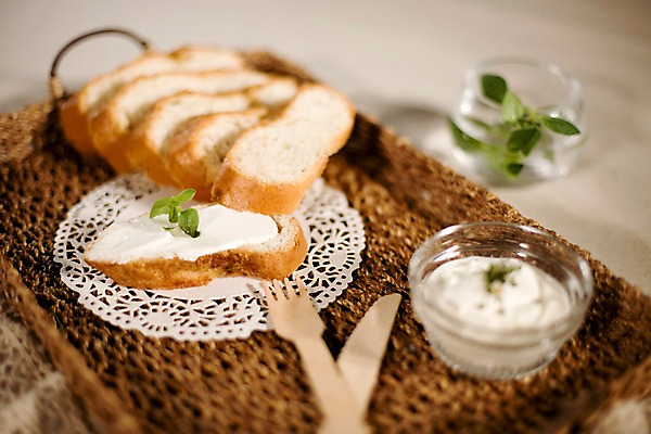 포토 JPG 그릇 음식 빵 포크 잎 디저트 쟁반 실내 사람없음 가로 바구니 나이프 바게트 생크림 브런치 제빵 유리그릇 국내포토 레이스천 식물 식기 유리 내부 제과제빵 식사 직물 칼 크림 파일형식