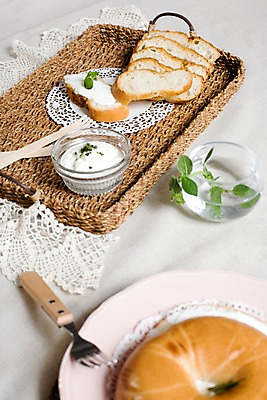 포토 JPG 그릇 접시 음식 빵 포크 잎 디저트 쟁반 실내 사람없음 세로 바구니 나이프 바게트 생크림 브런치 제빵 유리그릇 베이글 스프레드 국내포토 레이스천 식물 식기 유리 내부 제과제빵 식사 직물 칼 크림 파일형식