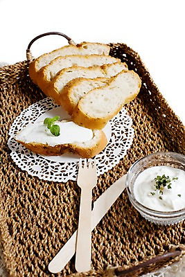 포토 JPG 그릇 음식 빵 포크 디저트 쟁반 실내 사람없음 세로 바구니 나이프 바게트 생크림 브런치 제빵 유리그릇 국내포토 레이스천 식기 유리 내부 제과제빵 식사 직물 칼 크림 파일형식