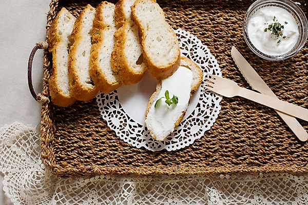 포토 JPG 그릇 음식 빵 포크 디저트 쟁반 실내 사람없음 가로 바구니 나이프 바게트 생크림 브런치 제빵 유리그릇 국내포토 레이스천 식기 유리 내부 제과제빵 식사 직물 칼 크림 파일형식