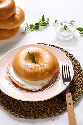 포토 JPG 그릇 접시 음식 빵 포크 잎 디저트 실내 사람없음 세로 받침대 생크림 브런치 제빵 유리그릇 베이글 국내포토 식물 식기 유리 내부 제과제빵 식사 크림 파일형식