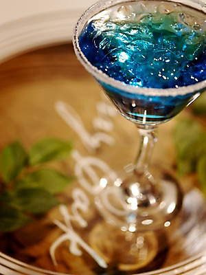 포토 JPG 음료 음식 잎 술잔 나뭇잎 잔 한잔 주류 사람없음 아웃포커스 세로 얼음 칵테일 칵테일잔 칵테일바 국내포토 자연요소 식물 1 식기 촬영기법 선술집 파일형식