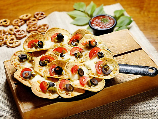 포토 JPG 그릇 음식 잎 방울토마토 나뭇잎 치즈 실내 사람없음 가로 과자 양념 프라이팬 천 안주 올리브 종지 나무받침 나쵸 국내포토 식물 식기 열매 토마토 주방용품 디저트 유제품 내부 목재 직물 받침대 파일형식