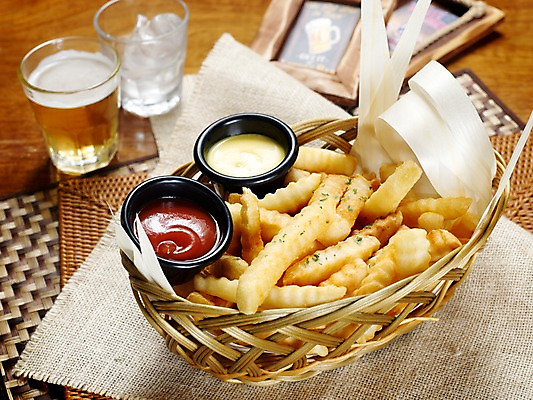 포토 JPG 그릇 음식 액자 술잔 잔 맥주 패스트푸드 실내 사람없음 가로 바구니 감자튀김 천 안주 종지 국내포토 식기 감자 주류 내부 튀김 직물 인스턴트 파일형식