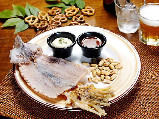 포토 JPG 그릇 접시 음식 잎 술잔 나뭇잎 잔 맥주 실내 사람없음 가로 안주 오징어 땅콩 종지 마른안주 말린오징어 국내포토 식물 식기 연체동물 주류 내부 수중동물 견과류 파일형식