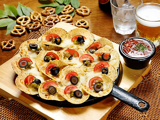 포토 JPG 그릇 음식 잎 술잔 방울토마토 나뭇잎 잔 맥주 실내 사람없음 가로 물 과자 양념 프라이팬 안주 올리브 종지 나무받침 나쵸 국내포토 자연요소 식물 식기 열매 토마토 주방용품 디저트 주류 내부 목재 받침대 파일형식