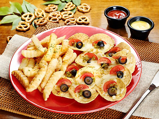 포토 JPG 그릇 접시 음식 포크 잎 방울토마토 나뭇잎 실내 근접촬영 사람없음 가로 과자 감자튀김 양념 천 안주 올리브 종지 나쵸 국내포토 식물 식기 열매 뷰포인트 토마토 디저트 감자 내부 튀김 직물 파일형식