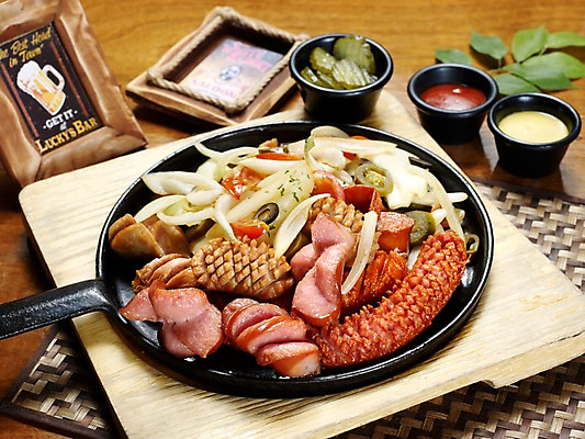 포토 JPG 그릇 음식 액자 잎 양파 나뭇잎 서양음식 실내 사람없음 가로 프라이팬 소시지 안주 종지 소시지요리 나무받침 모듬소시지 국내포토 식물 식기 채소 주방용품 내부 목재 가공식품 받침대 파일형식