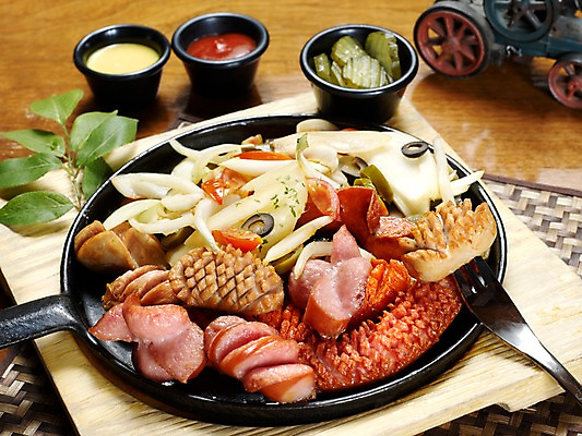 포토 JPG 그릇 음식 포크 잎 양파 나뭇잎 서양음식 실내 사람없음 가로 프라이팬 소시지 안주 피클 종지 소시지요리 나무받침 모듬소시지 오이피클 국내포토 식물 식기 채소 주방용품 내부 목재 가공식품 받침대 절임 파일형식