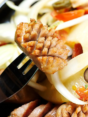 포토 JPG 음식 포크 양파 서양음식 실내 근접촬영 사람없음 세로 소시지 안주 소시지요리 모듬소시지 국내포토 식기 뷰포인트 채소 내부 가공식품 파일형식