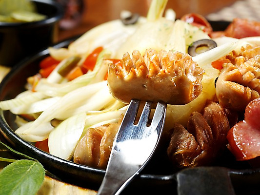 포토 JPG 음식 포크 잎 양파 나뭇잎 서양음식 실내 사람없음 가로 소시지 안주 소시지요리 모듬소시지 국내포토 식물 식기 채소 내부 가공식품 파일형식