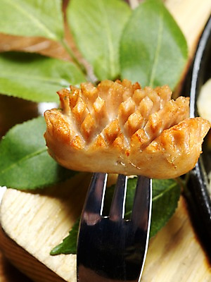 포토 JPG 음식 포크 잎 나뭇잎 서양음식 실내 근접촬영 사람없음 세로 소시지 안주 소시지요리 모듬소시지 국내포토 식물 식기 뷰포인트 내부 가공식품 파일형식