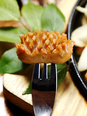 포토 JPG 음식 포크 잎 나뭇잎 서양음식 실내 근접촬영 사람없음 세로 소시지 안주 소시지요리 모듬소시지 국내포토 식물 식기 뷰포인트 내부 가공식품 파일형식