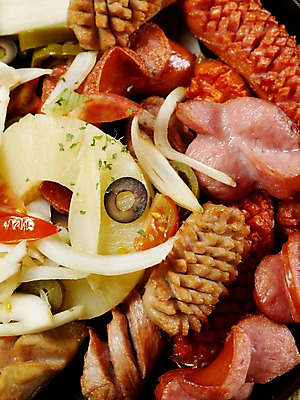 포토 JPG 음식 양파 서양음식 실내 근접촬영 사람없음 세로 소시지 안주 올리브 소시지요리 모듬소시지 국내포토 열매 뷰포인트 채소 내부 가공식품 파일형식