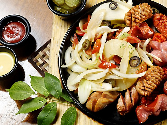 포토 JPG 음식 잎 양파 나뭇잎 서양음식 실내 사람없음 가로 프라이팬 소시지 안주 올리브 피클 종지 소시지요리 나무받침 모듬소시지 국내포토 식물 그릇 열매 채소 주방용품 내부 목재 가공식품 받침대 절임 파일형식