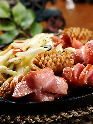 포토 JPG 음식 잎 양파 나뭇잎 서양음식 실내 사람없음 세로 프라이팬 소시지 안주 소시지요리 모듬소시지 국내포토 식물 채소 주방용품 내부 가공식품 파일형식