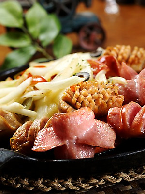 포토 JPG 음식 잎 양파 나뭇잎 서양음식 실내 사람없음 세로 프라이팬 소시지 안주 소시지요리 모듬소시지 국내포토 식물 채소 주방용품 내부 가공식품 파일형식