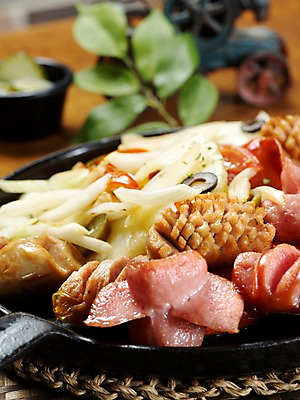 포토 JPG 음식 잎 양파 나뭇잎 서양음식 실내 사람없음 세로 프라이팬 소시지 안주 소시지요리 모듬소시지 국내포토 식물 채소 주방용품 내부 가공식품 파일형식