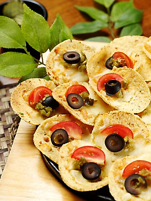 포토 JPG 음식 잎 방울토마토 나뭇잎 실내 근접촬영 사람없음 세로 프라이팬 안주 올리브 나쵸 국내포토 식물 열매 뷰포인트 토마토 주방용품 디저트 내부 파일형식